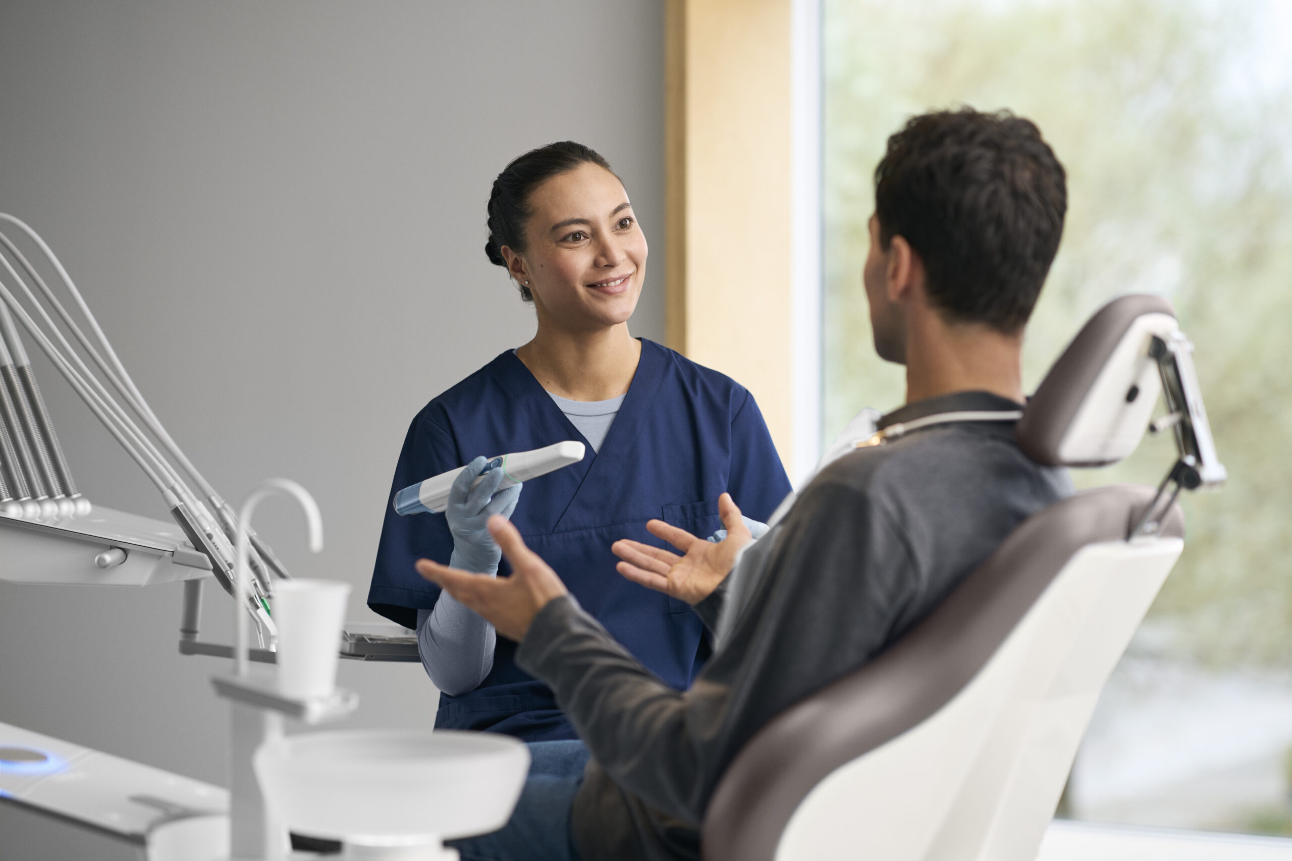TRIOS-6_Lifetyle-Photos_Conversation_Hygienist-male-patient-talking_High-Res_2025-scaled